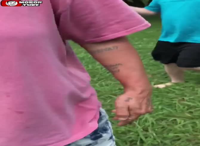Video: He uses his watering can to protect himself from his neighbors' attacks!